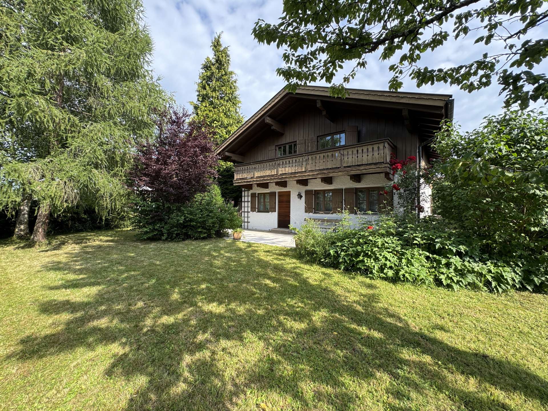 Attraktives Landhaus in Traunstein mit sonnigem 1.100m² Gartengrundstück – 175m² Wfl., 2 Garagen