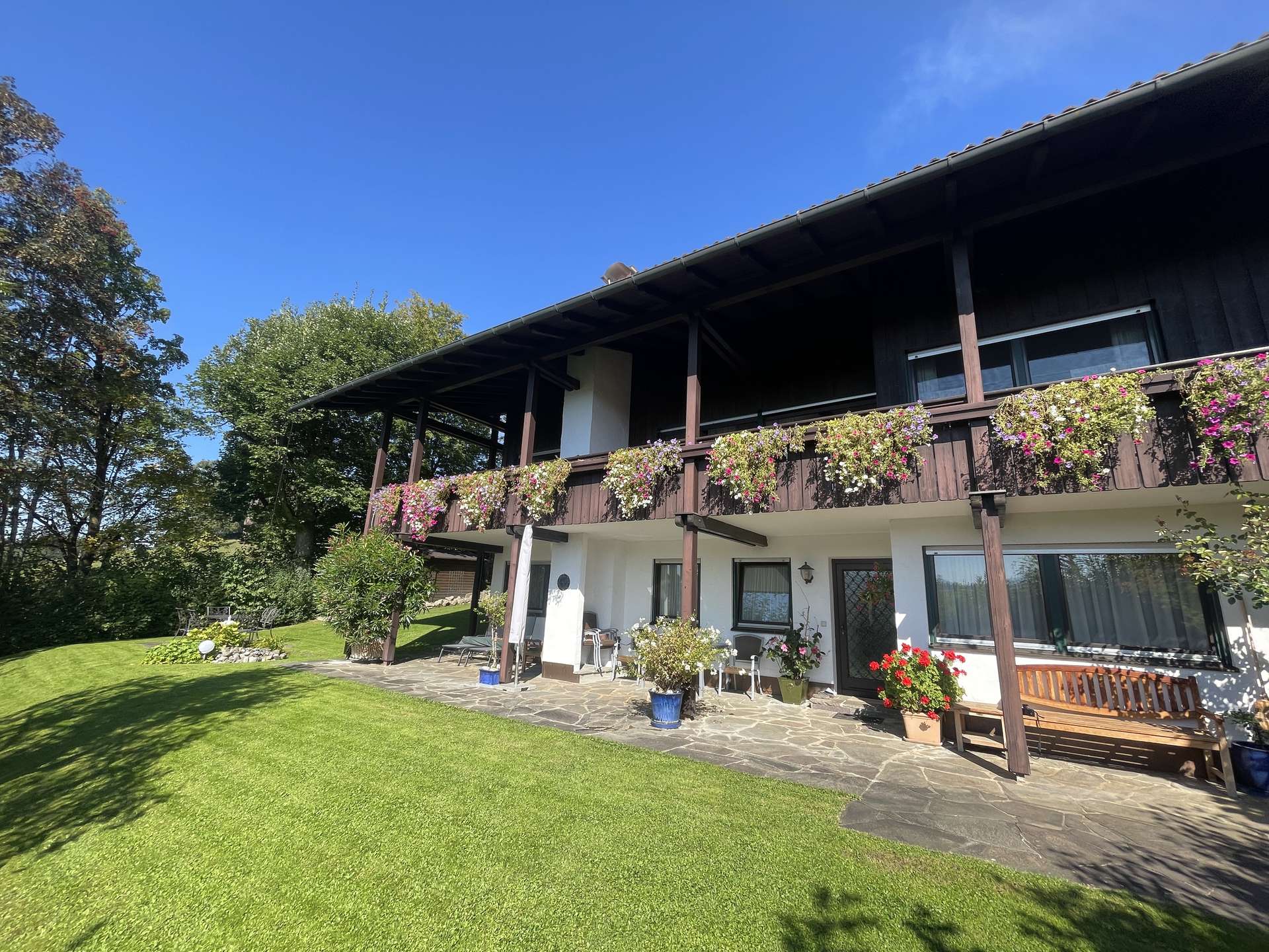 Attraktives Wohnhaus Nähe Traunstein mit 970 m2 Gartengrundstück – Einliegerwohnung und Doppelgarage