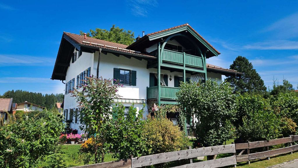 Blick in die Berge – Helle 106qm, 3-Zimmer Eigentumswohnung in Bergen – Garage, Balkon