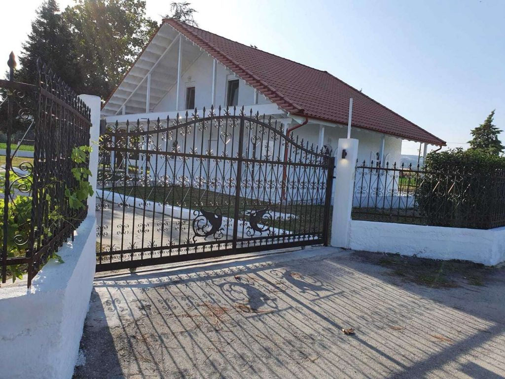 Charmantes Einfamilienhaus nahe Thessaloniki mit Gartenpavillon und Werkstattgebäude