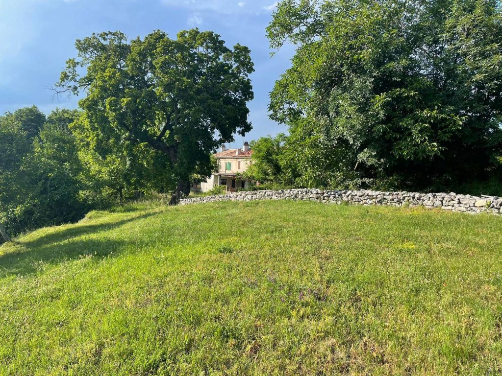 Gelegenheit in Kroatien – Absolut sonniges und ruhiges Baugrundstück in Istrien – 30min nach Pula