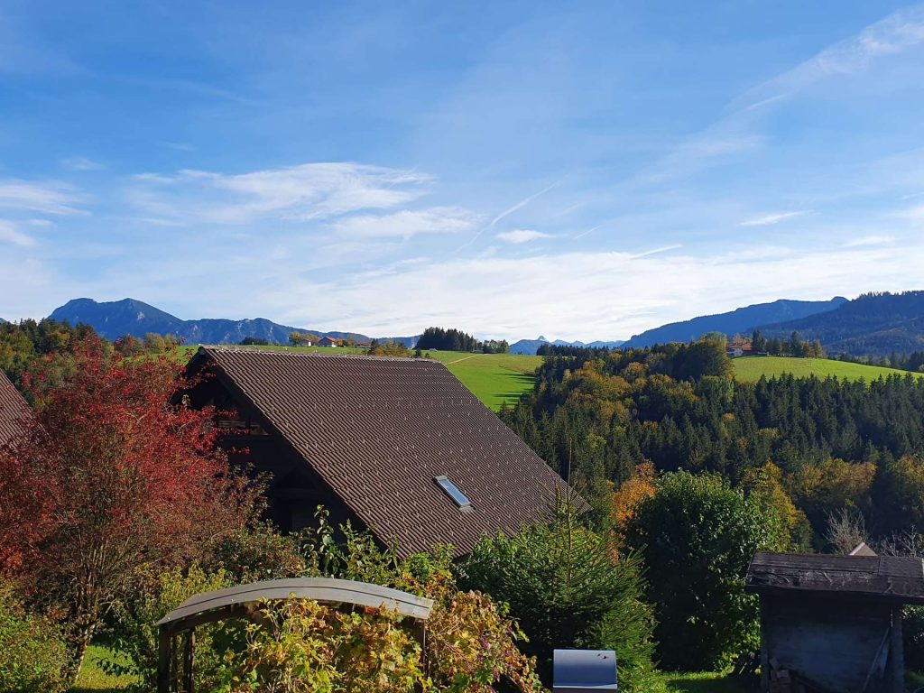 Großzügiges Ferienhaus bei Siegsdorf – ruhige, sonnige Südlage inmitten der Natur – Bergblick