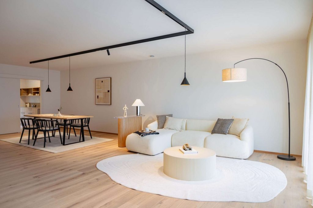 Großzügiges, stilvolles Wohnen im Chiemgau – Fußläufig zu Therme, Einkauf, Klinik, Bahnhof