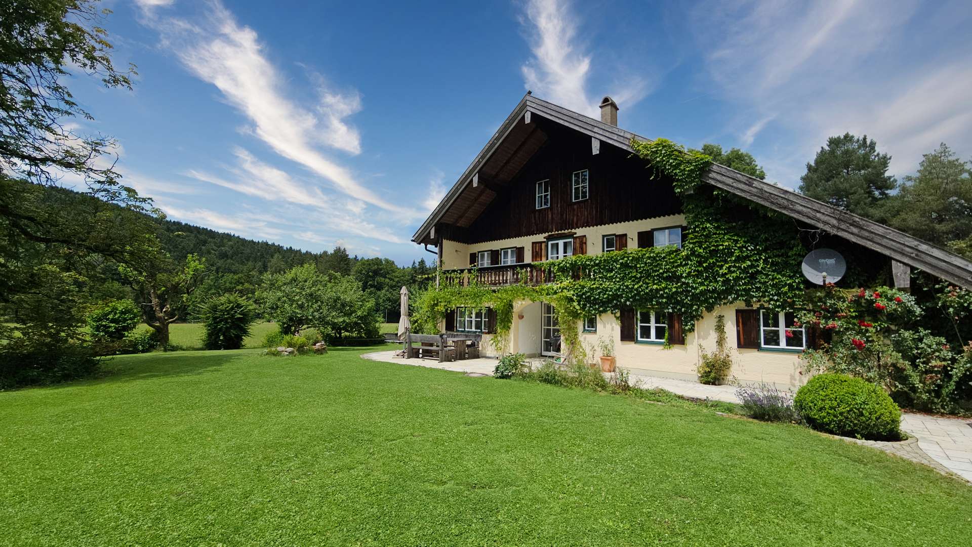 Historisches Bauernanwesen mit 2.600m² Grundstück – unvbb. Bergblick, ruhig, sonnig, 3-Garagen