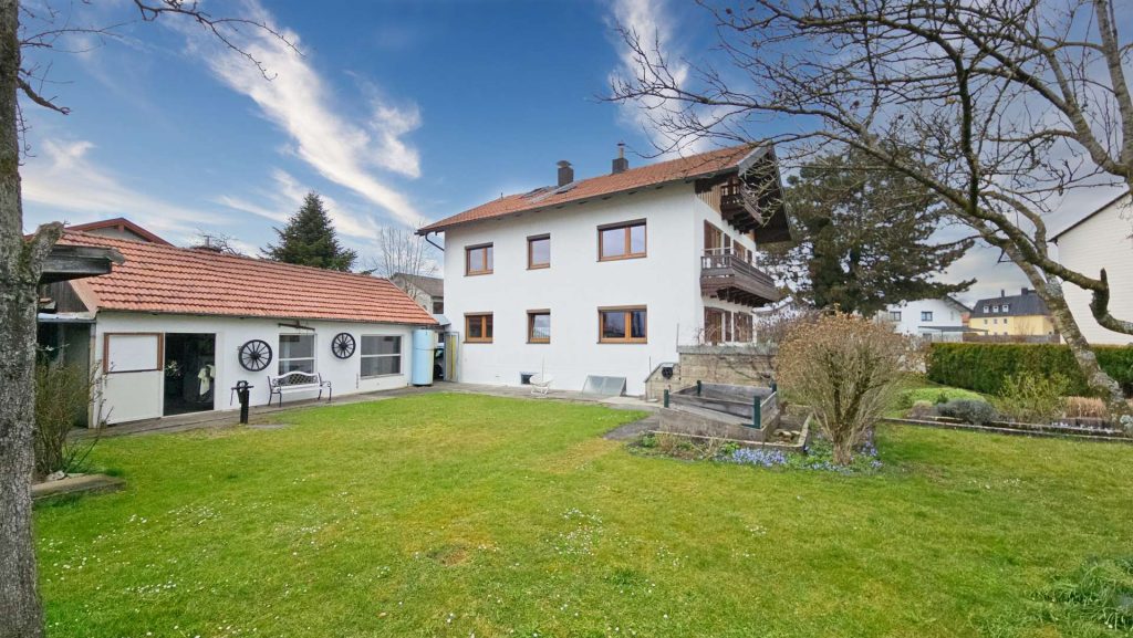 Sonniges Ein- / Zweifamilienhaus mit 851qm Gartengrundstück in Altenmarkt – 5 Stellplätze, Werkstatt