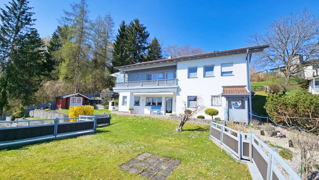 Sonniges Landhaus in zentrumsnaher, ruhiger Wohnlage in Traunreut – Doppelgarage, Werkstatt, Südlage