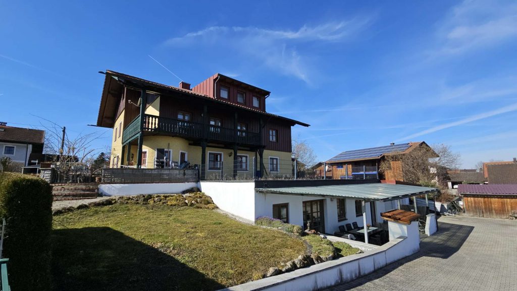 Sonniges Landhaus mit 100qm Einliegerwohnung & Werkstatt in ruhiger Lage bei Tittmoning