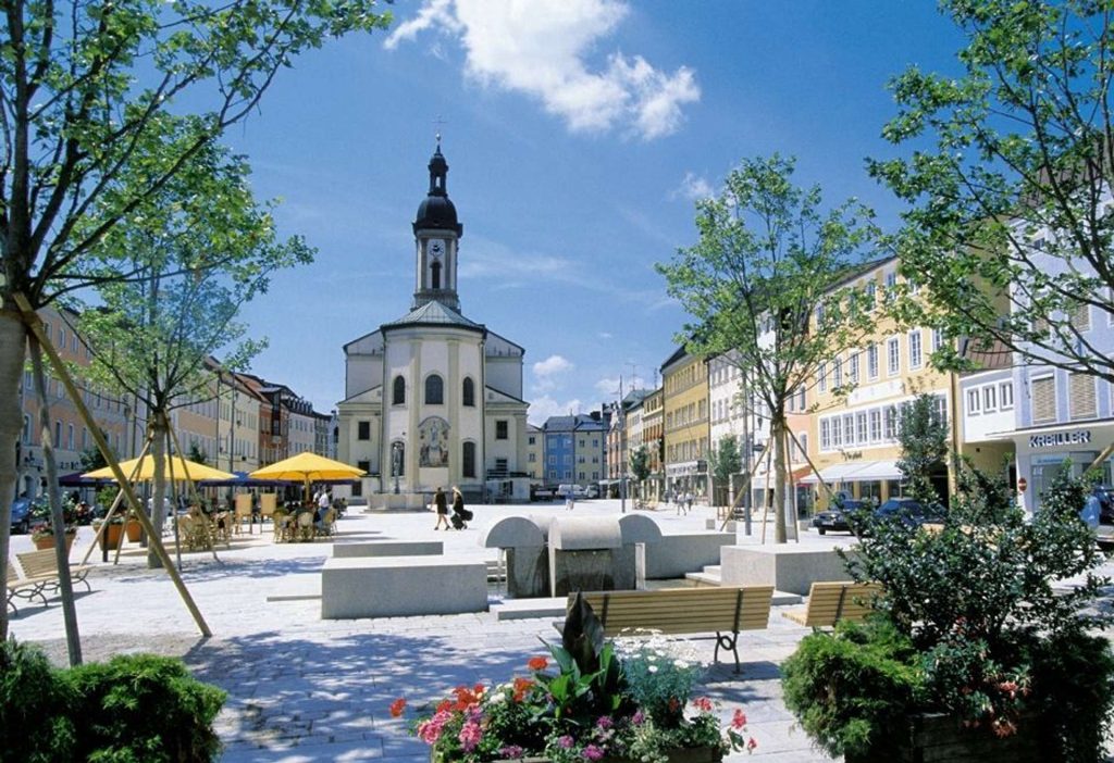 Wohn- und Geschäftshaus in Traunstein mit großer Dachterrasse – Ladenlokal mit Schaufensterfläche