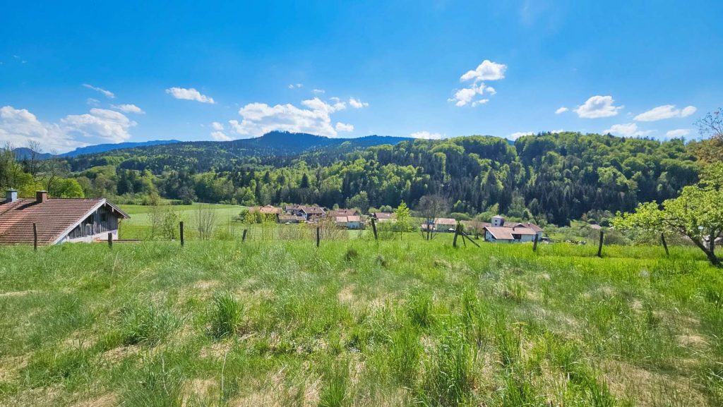 Zweifamilienhaus Baugrundstück im Chiemgau – Sonnige, uneinsehbare Lage mit Bergblick – Siegsdorf
