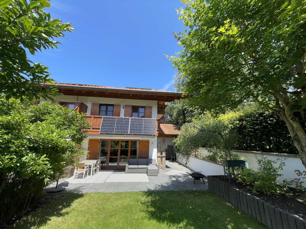 Exklusive Landhaushälfte in Bergen (Chiemgau) – ruhige Anliegerstraße – Bergblick