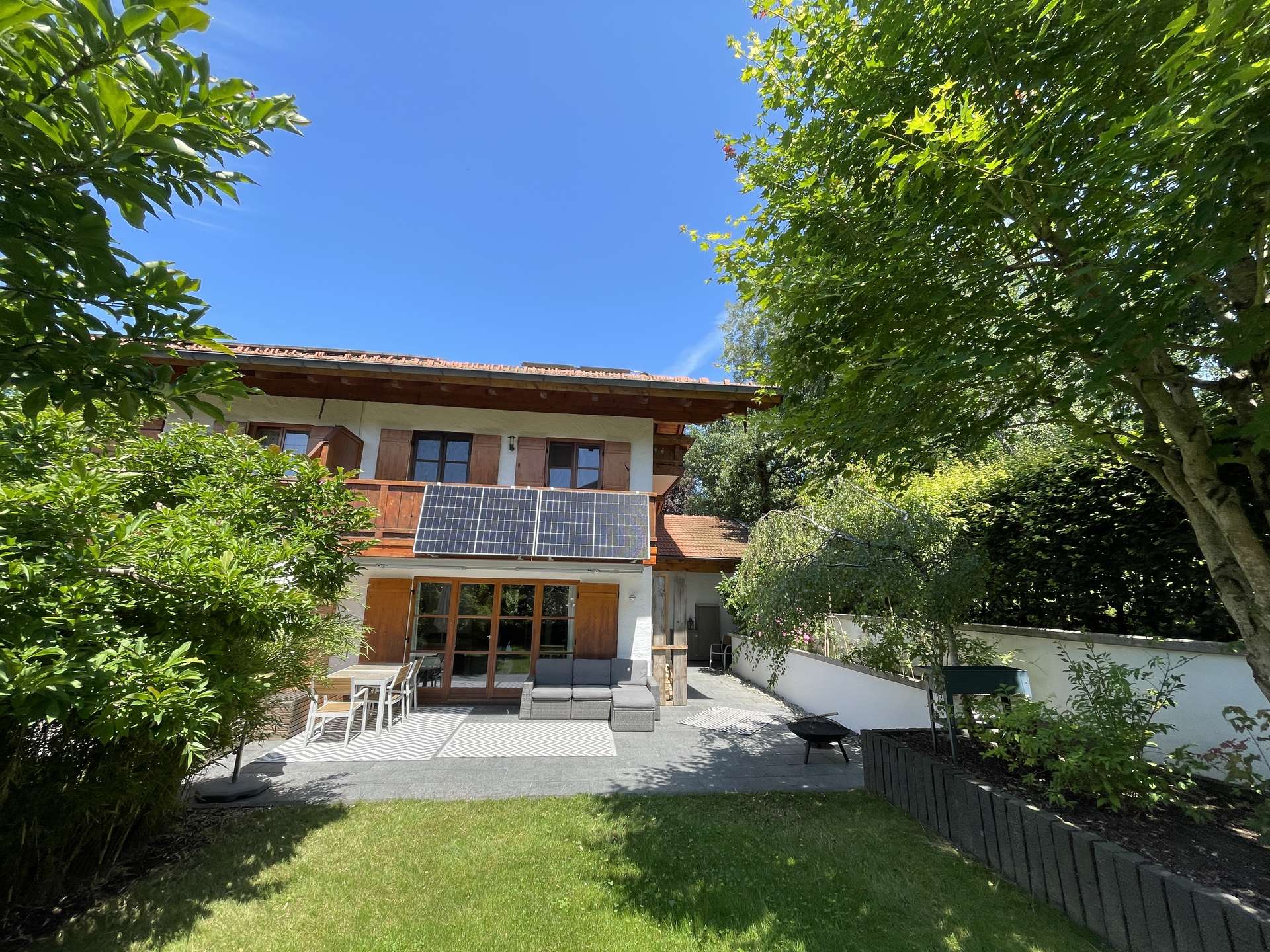 Exklusive Landhaushälfte in Bergen (Chiemgau) – ruhige Anliegerstraße – Bergblick