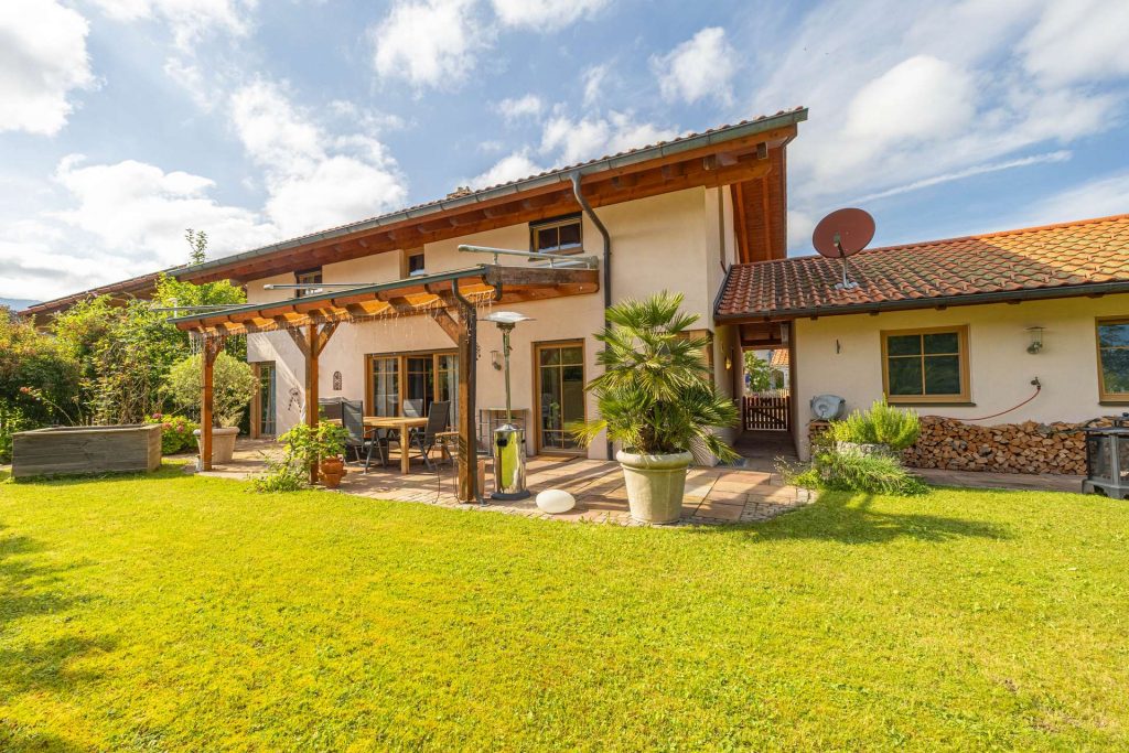 Gepflegtes Wohnhaus in Ruhpolding – Doppelgarage, Wellnessbereich, überdachte Terrasse, 175qm Wfl.