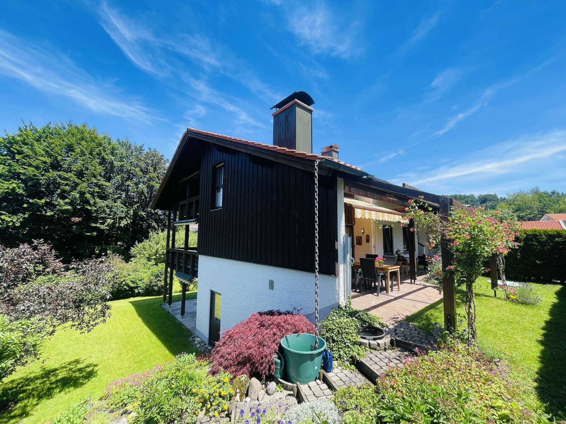 Landhaus mit Einliegerwohnung in Vachendorf – großes Gartengrundstück an Bachlauf + Bauplatz