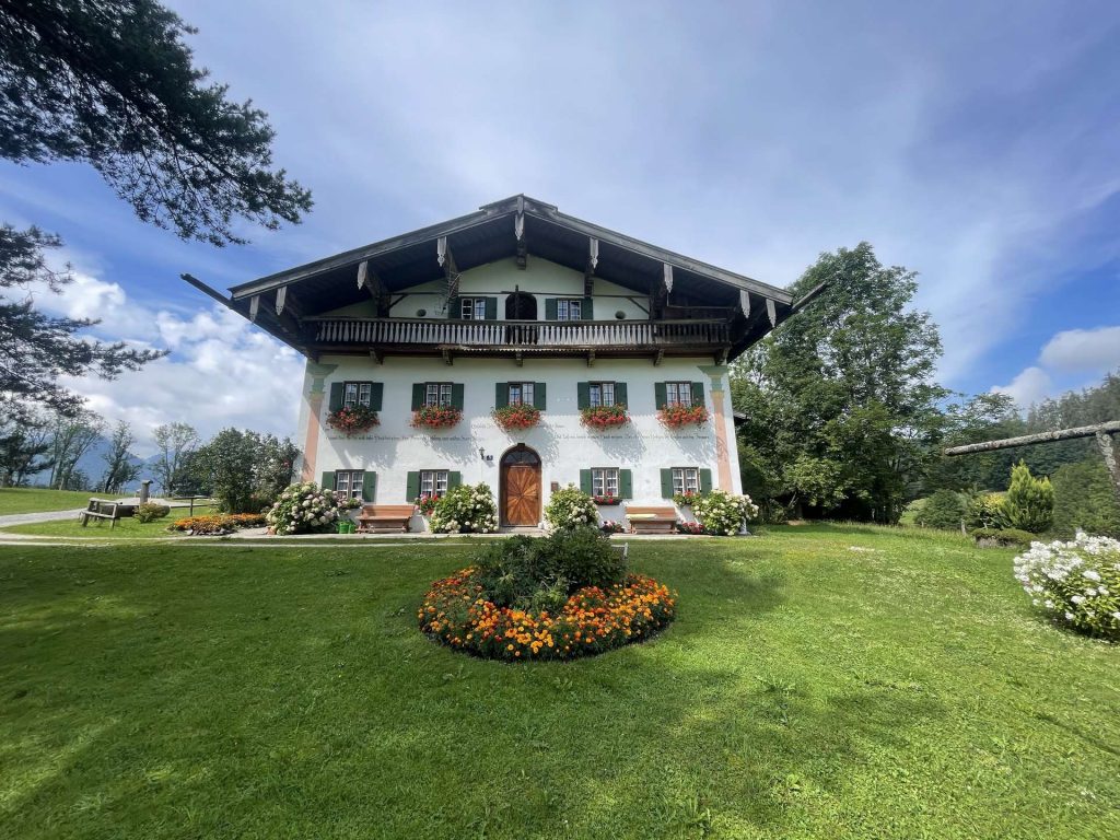 Rarität im Chiemgau – Historisches denkmalgeschütztes Bauernanwesen – Alleinlage Bergpanorama