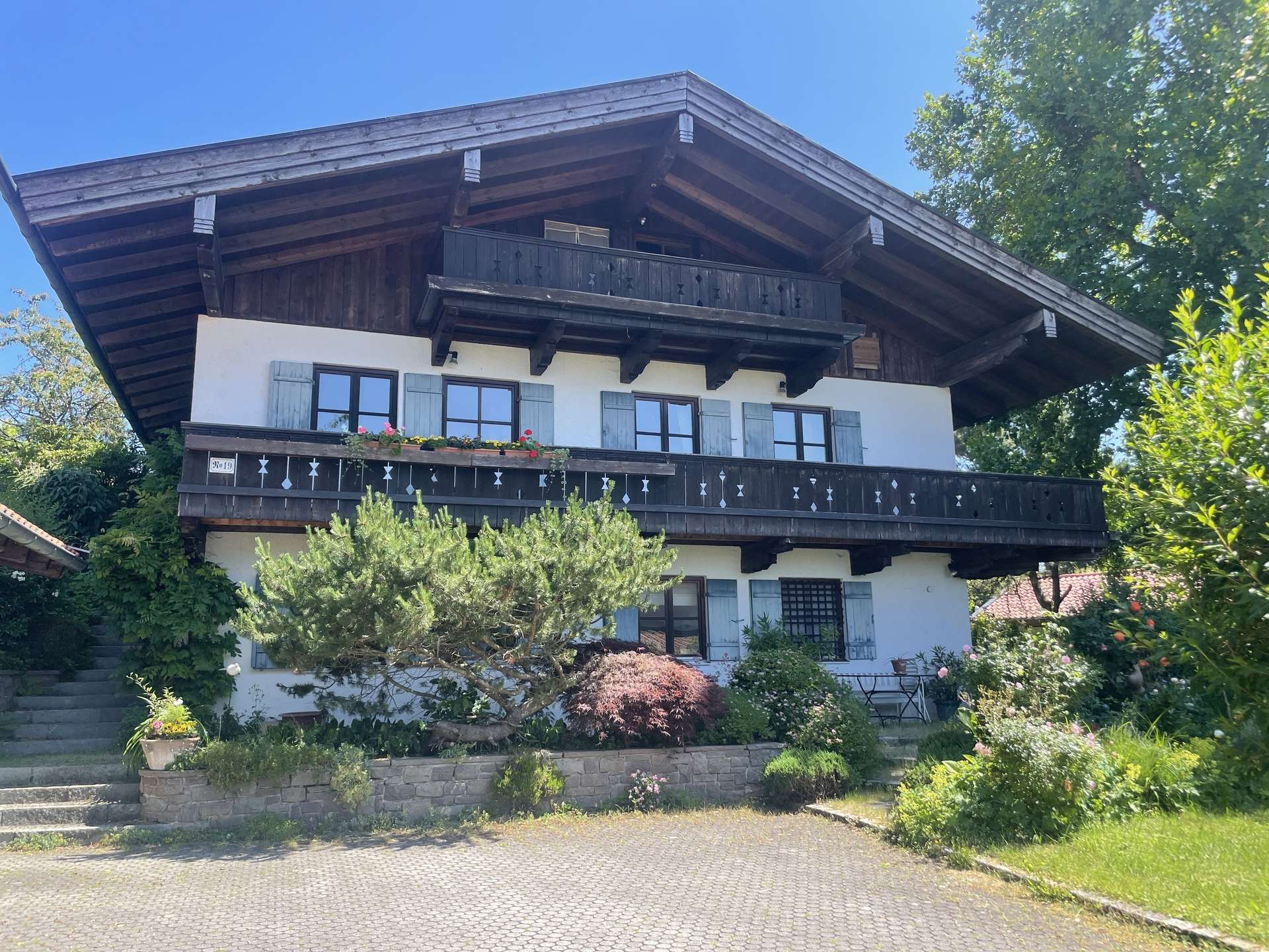 Zwischen Chieming (3 km) und Traunreut – Wohnhaus mit idyllischem Gartengrundstück