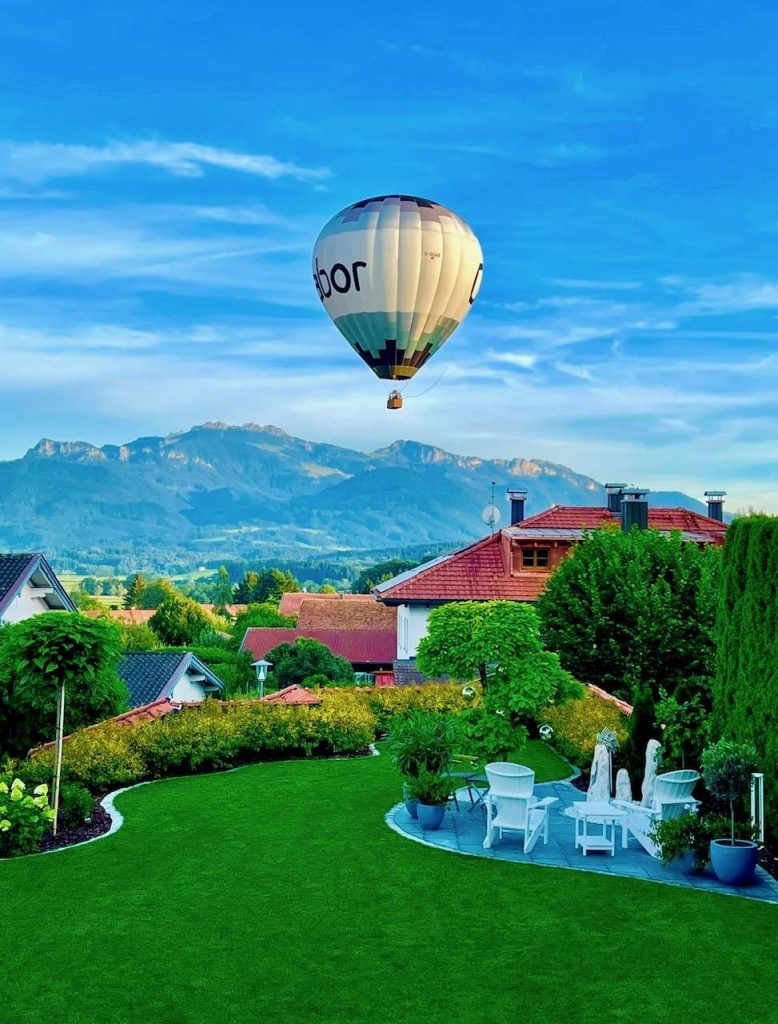 Exklusive Chiemsee-Villa in Bestlage eines renommierten Chiemseeortes – Bergpanorama