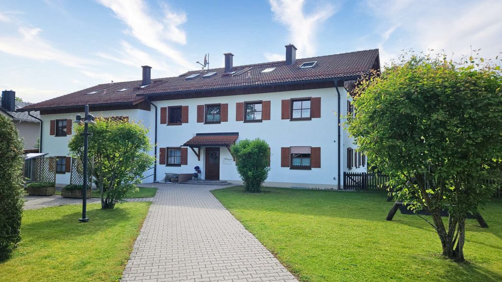 Helle 2,5-Zimmer Dachgeschosswohnung bei Traunstein – Balkon, TG-Stellplatz, Keller, Pelletsheizung