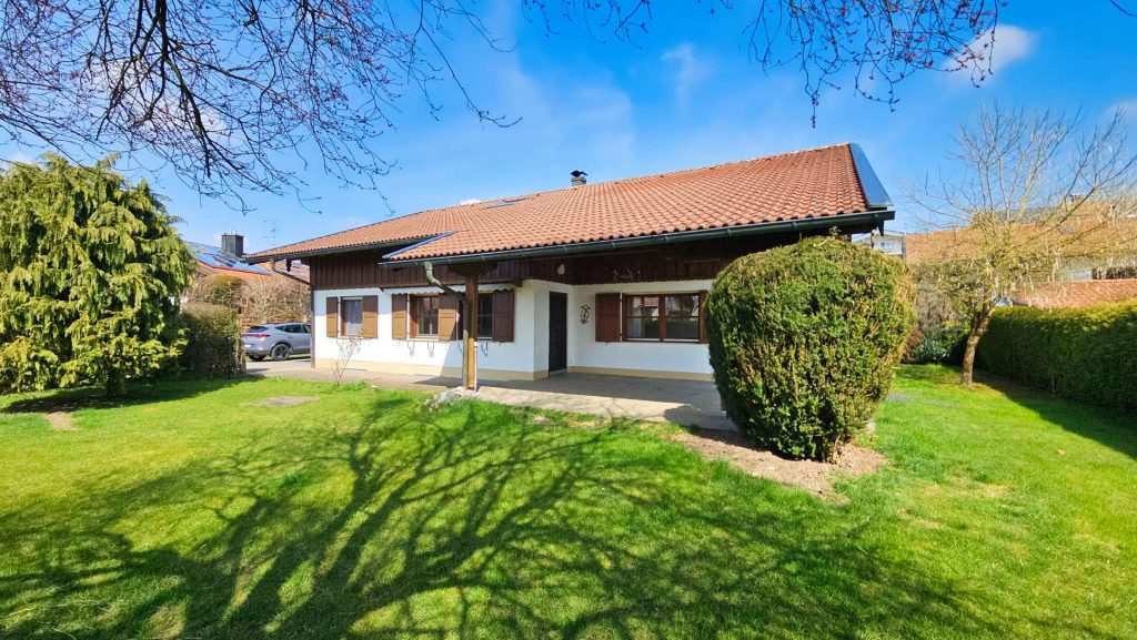 Charmantes Landhaus Nahe des Chiemsees mit schönem Gartengrundstück – Ruhe & Sonne, Doppelgarage