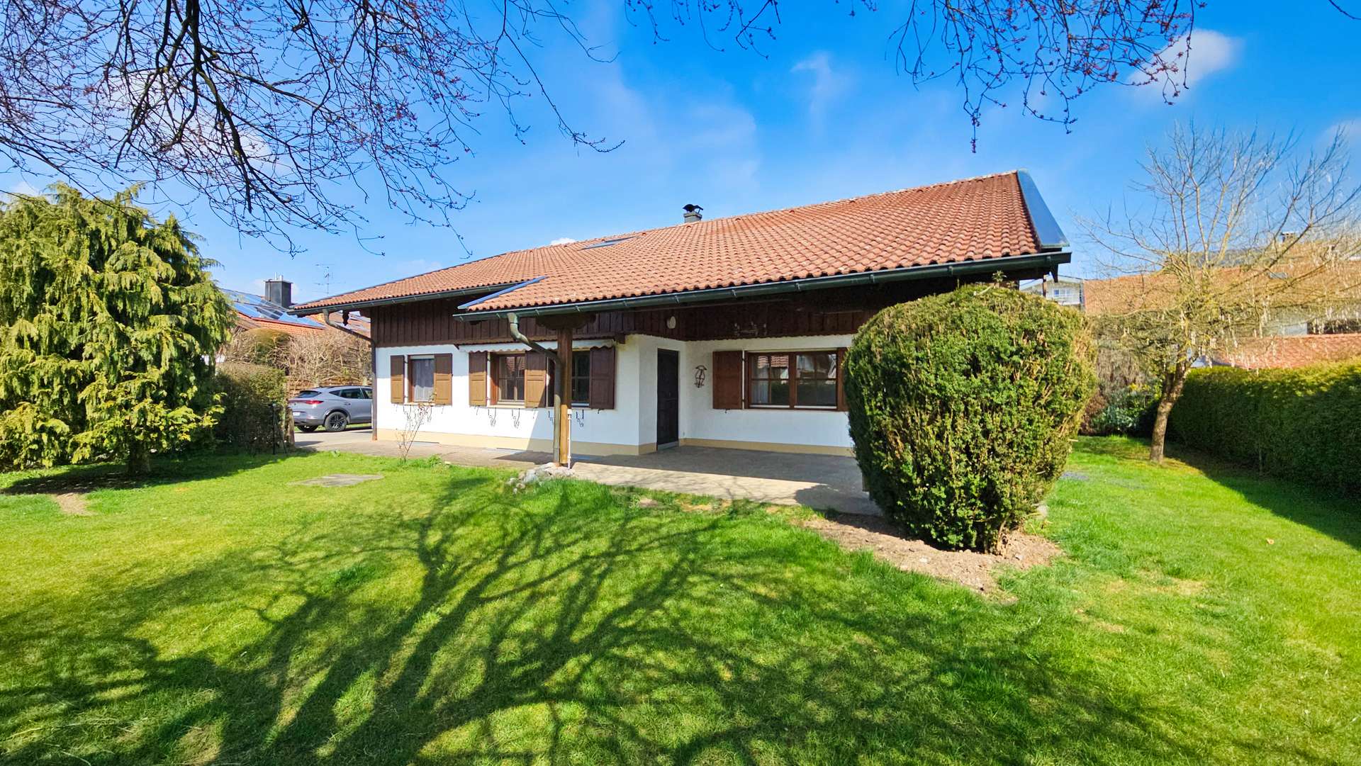 Charmantes Landhaus Nahe des Chiemsees mit schönem Gartengrundstück – Ruhe & Sonne, Doppelgarage