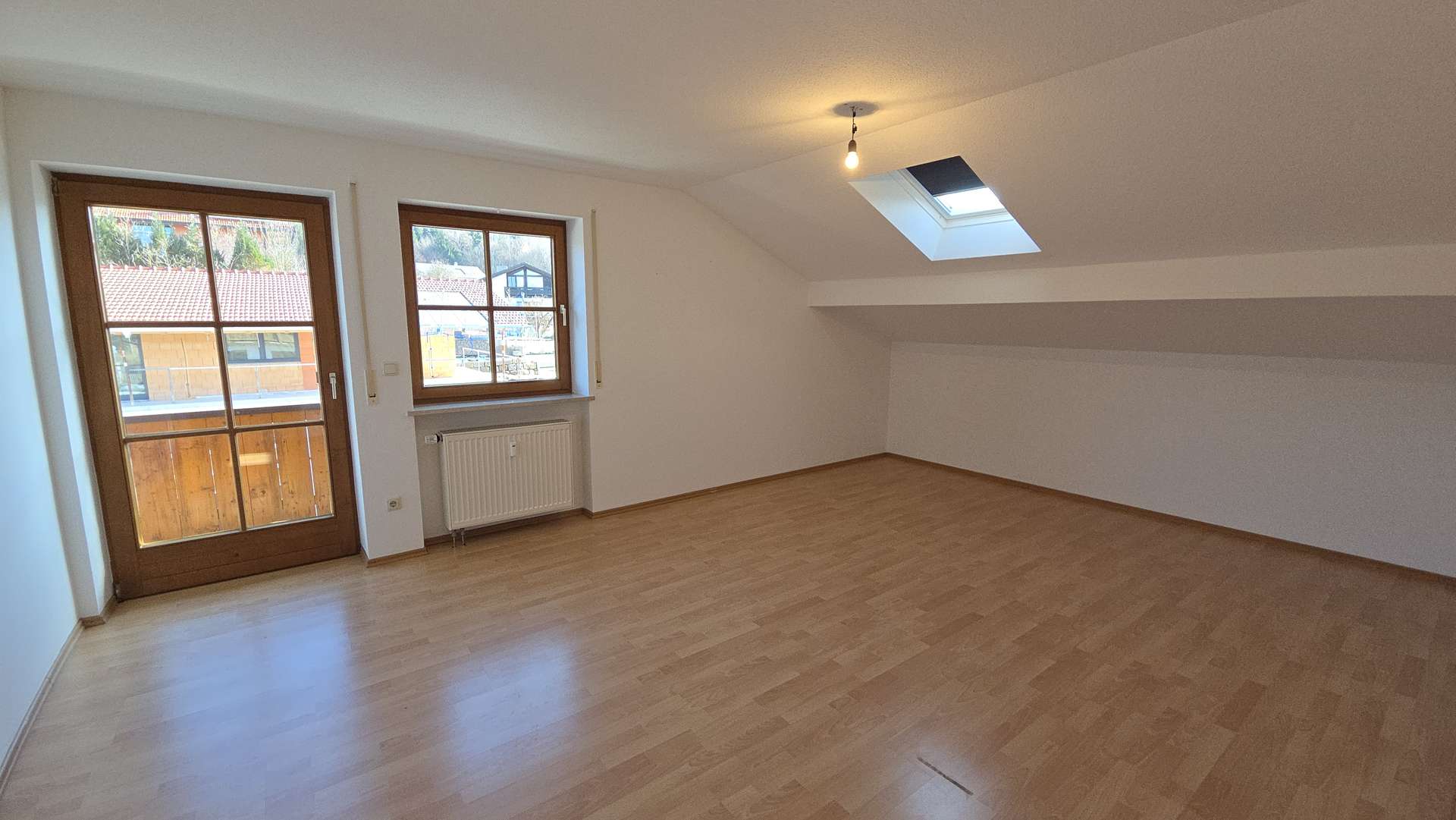 Helle 2,5-Zimmer Dachgeschosswohnung bei Traunstein – Balkon, TG-Stellplatz, Keller, Pelletsheizung
