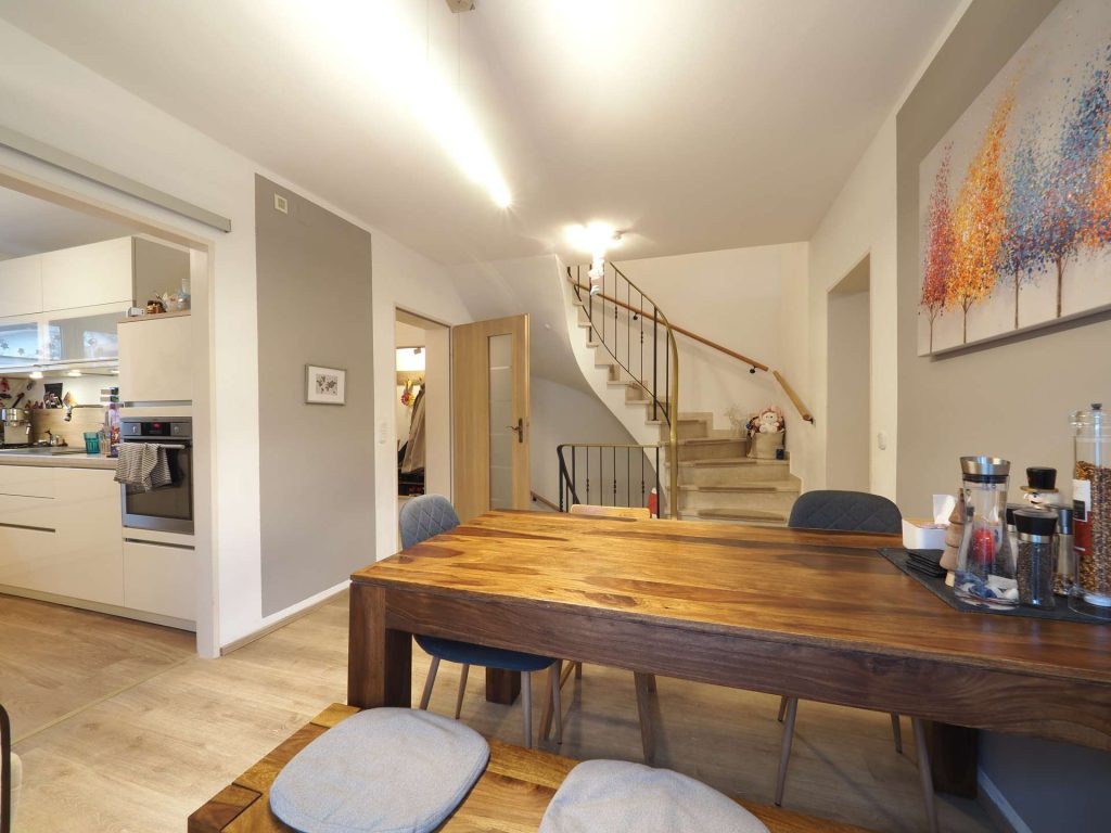 Vollständig sanierte DHH in familienfreundlicher Lage Traunsteins – Keller, Garten, Garage, 5 Zimmer