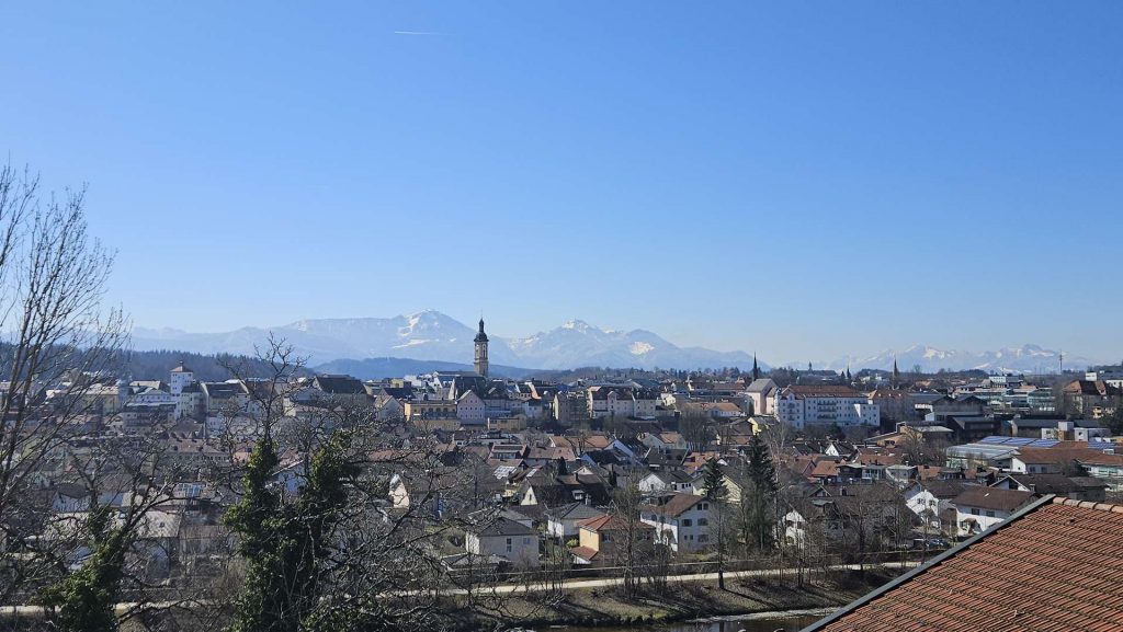 Attraktiver Baugrund für Mehrfamilienhaus mit Blick über Traunstein – Zentral, sonnig, Bergpanorama