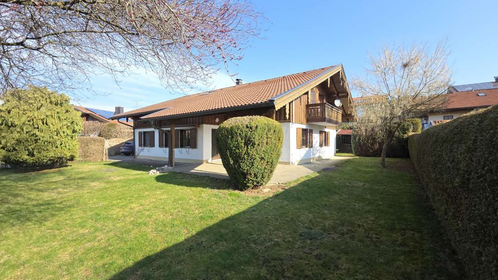 Chiemgauer Landhaus Nahe des Chiemsees mit 900qm sonnigem Gartengrundstück – Doppelgarage