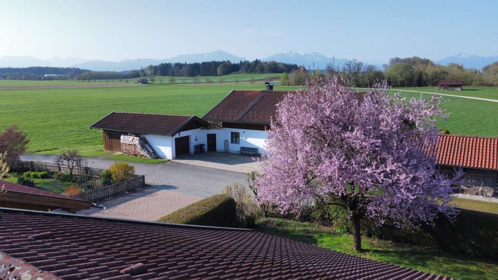 Chiemgauer Landhaus Nahe des Chiemsees mit 900qm sonnigem Gartengrundstück – Doppelgarage