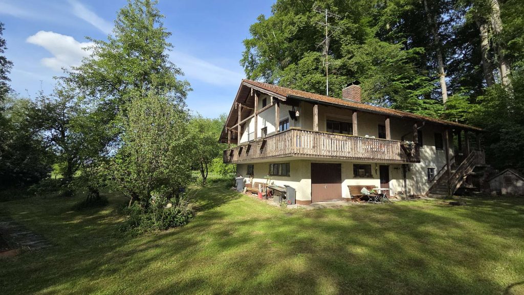 Idyllische Alleinlage im Urthal nähe Schnaitsee – Wohnhaus mit Fischerhütte und Teichen – 22.500qm