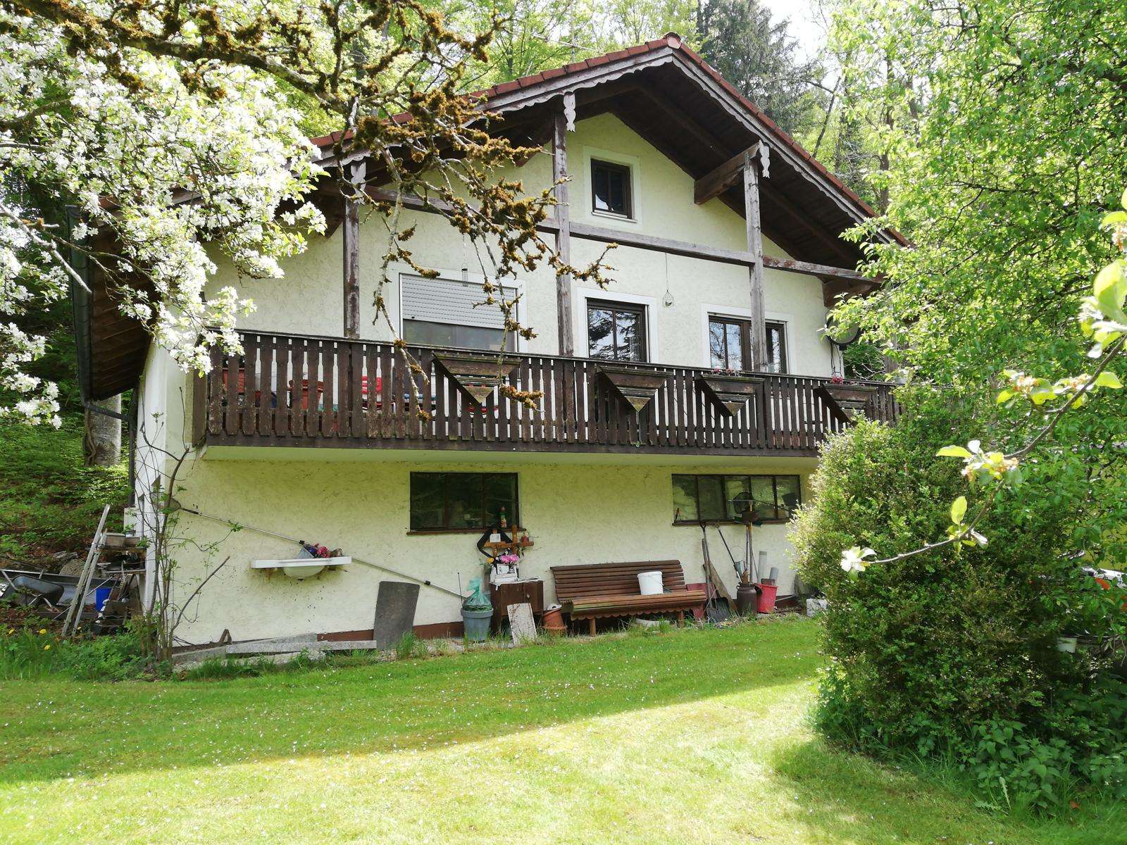 Idyllische Alleinlage im Urthal nähe Schnaitsee – Wohnhaus mit Fischerhütte und Teichen – 22.500qm