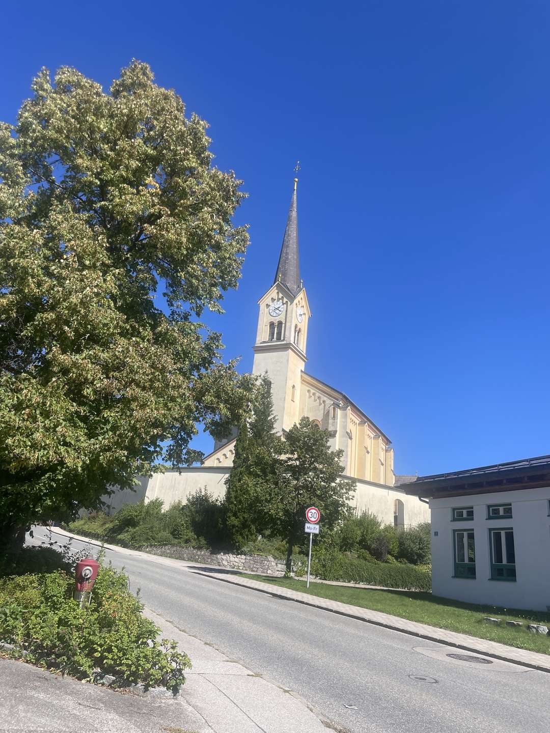 Moderne, helle 4-Zimmer Eigentumswohnung in absolut ruhiger Lage 300m zum See – 2 Garagen, 130qm