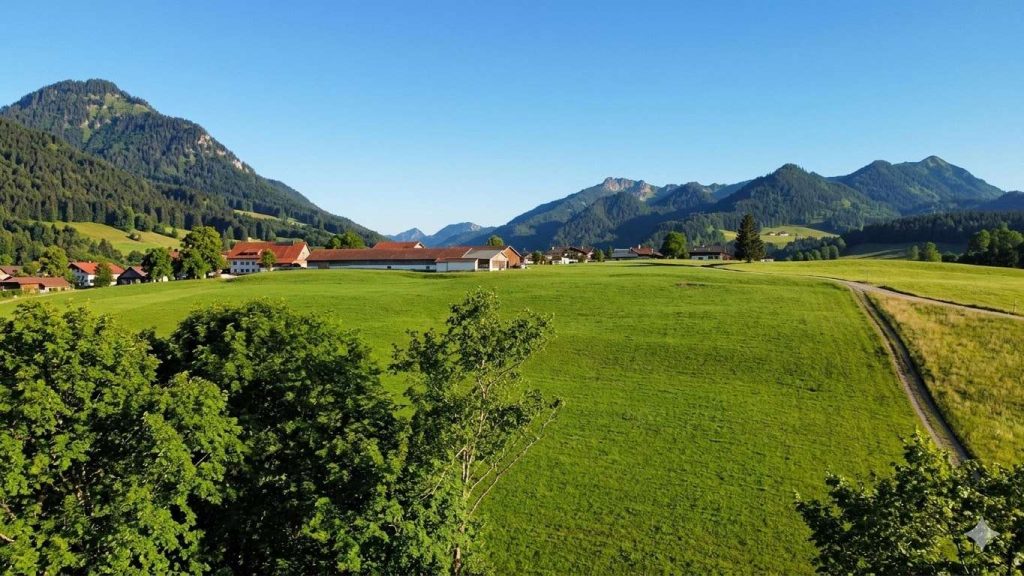Neues Baugrundstück in Ruhpolding – Ortsrandlage, unverbaubarer Bergblick und ganztägig sonnig