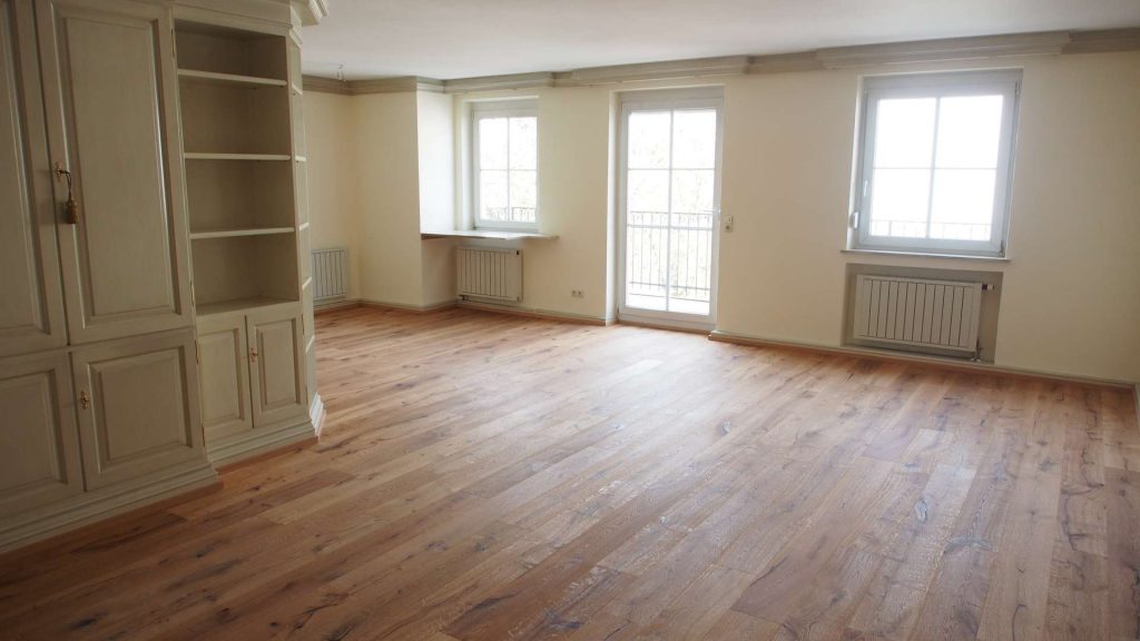 Traunstein Stadtzentrum – Renovierte 3 Zimmer Wohnung im 3. OG mit Balkon ohne Aufzug