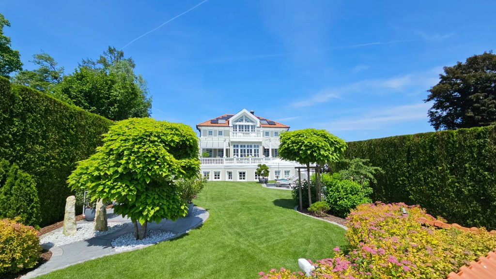 Wohnen am Chiemsee – Exklusive Panorama-Villa mit Alpenblick und High-end Ausstattung