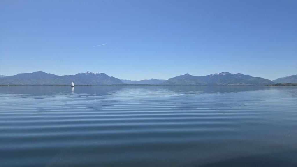 Einmalige Lage zw. München / Salzburg – Chiemseeanwesen mit Alpenpanorama, Seeblick & Privatsphäre