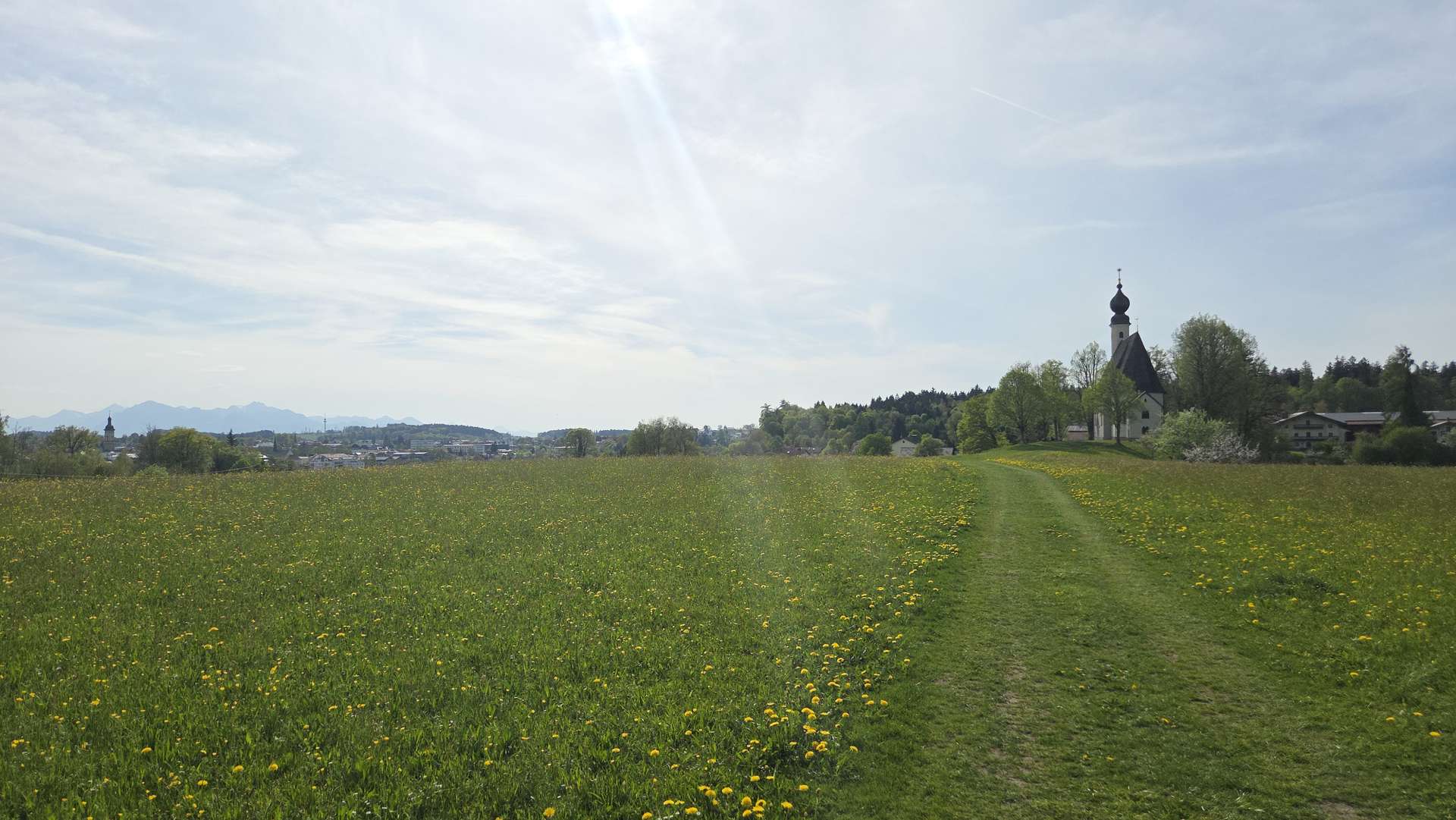 Großzügiges gepflegtes Einfamilienhaus mit 1.100m² Gartengrund in Traunstein – 2 Garagen, Anbau Mögl