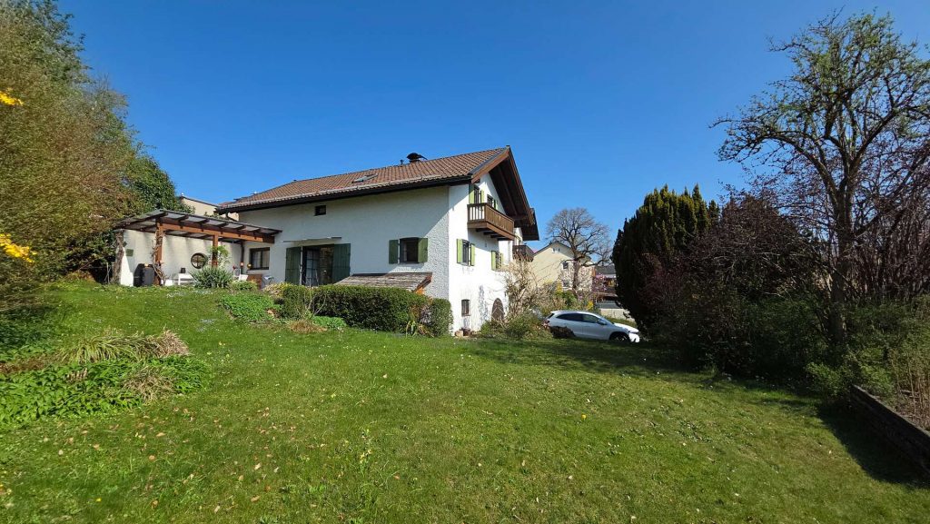 Zentral in Traunstein – Einfamilienhaus mit sonnigem, uneinsehbarem 845qm Gartengrundstück