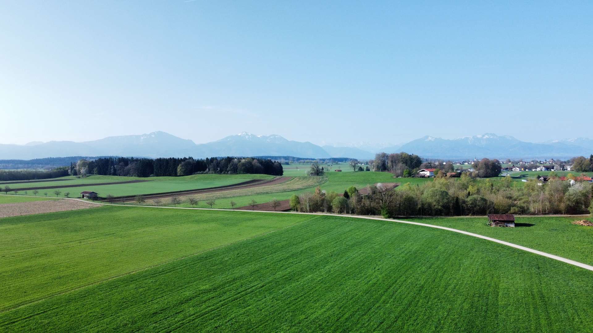 Bei Chieming am Chiemsee – Landhaus mit 900qm uneinsehbarem sonnigen Gartengrundstück – Doppelgarage