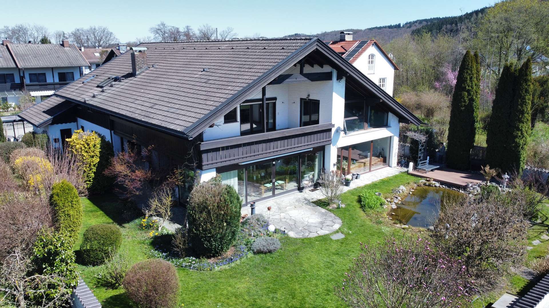 Chiemgauer Landsitz in familienfreundlicher Umgebung – uneinsehbarer Garten, Schwimmbad, 2 Garagen