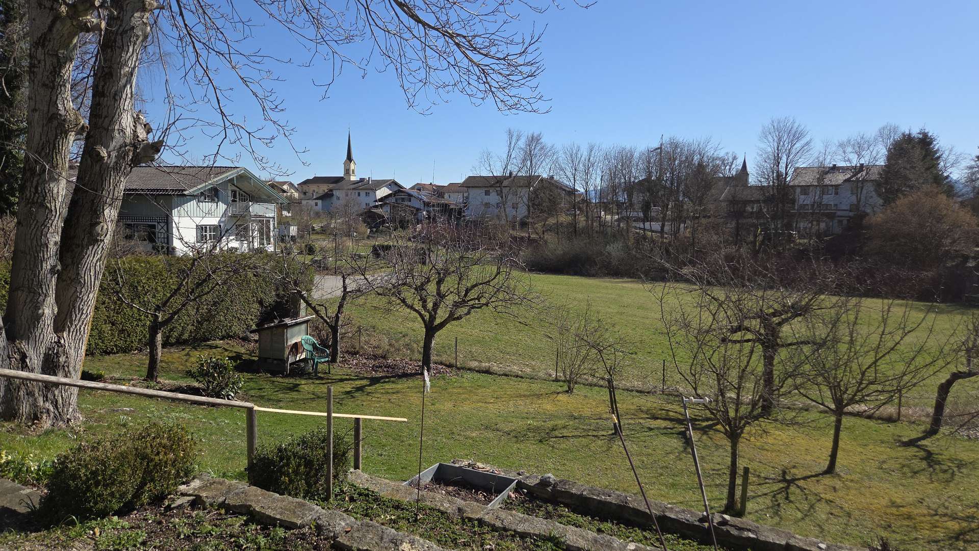 Chieming am Chiemsee – Einfamilienhaus mit großem sonnigen Südgarten – Doppelgarage, Werkstatt