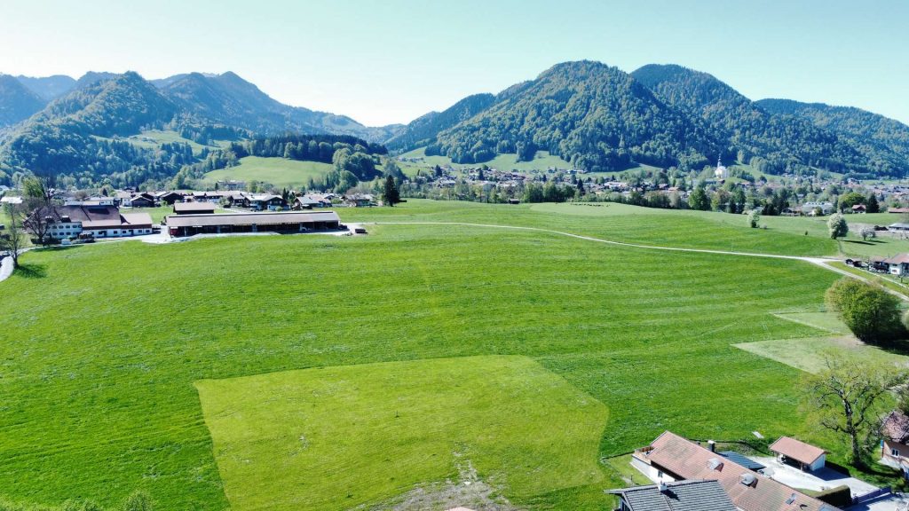 Besondere naturnahe Baugrundstücke in Ruhpolding – Ortsrandlage, unverbaubarer Bergblick & Sonne