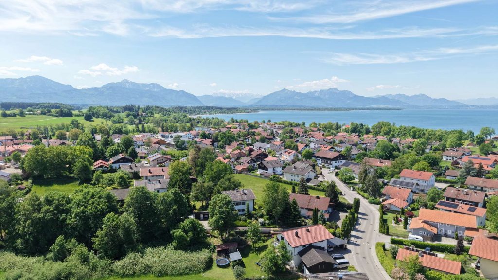Top Lage in Chieming am Chiemsee – Einfamilienhaus mit großem sonnigen Südgarten – Doppelgarage