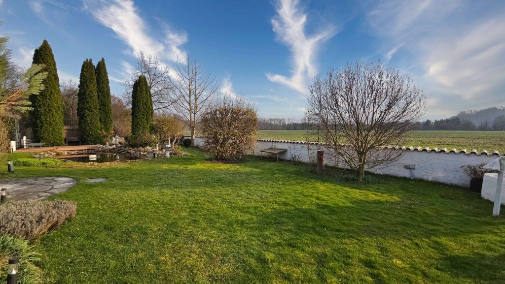 Großzügiger Landsitz mit 1.150qm Gartengrundstück, Schwimmbad und 2 Garagen in Trostberg