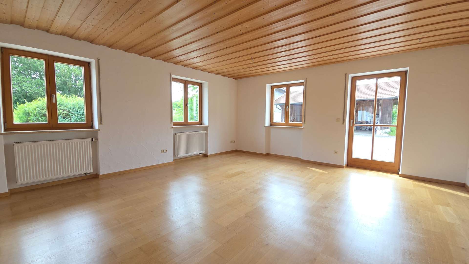 Helle 150qm 5-Zimmer Erdgeschosswohnung mit separatem Nebeneingang für Praxis – Carport