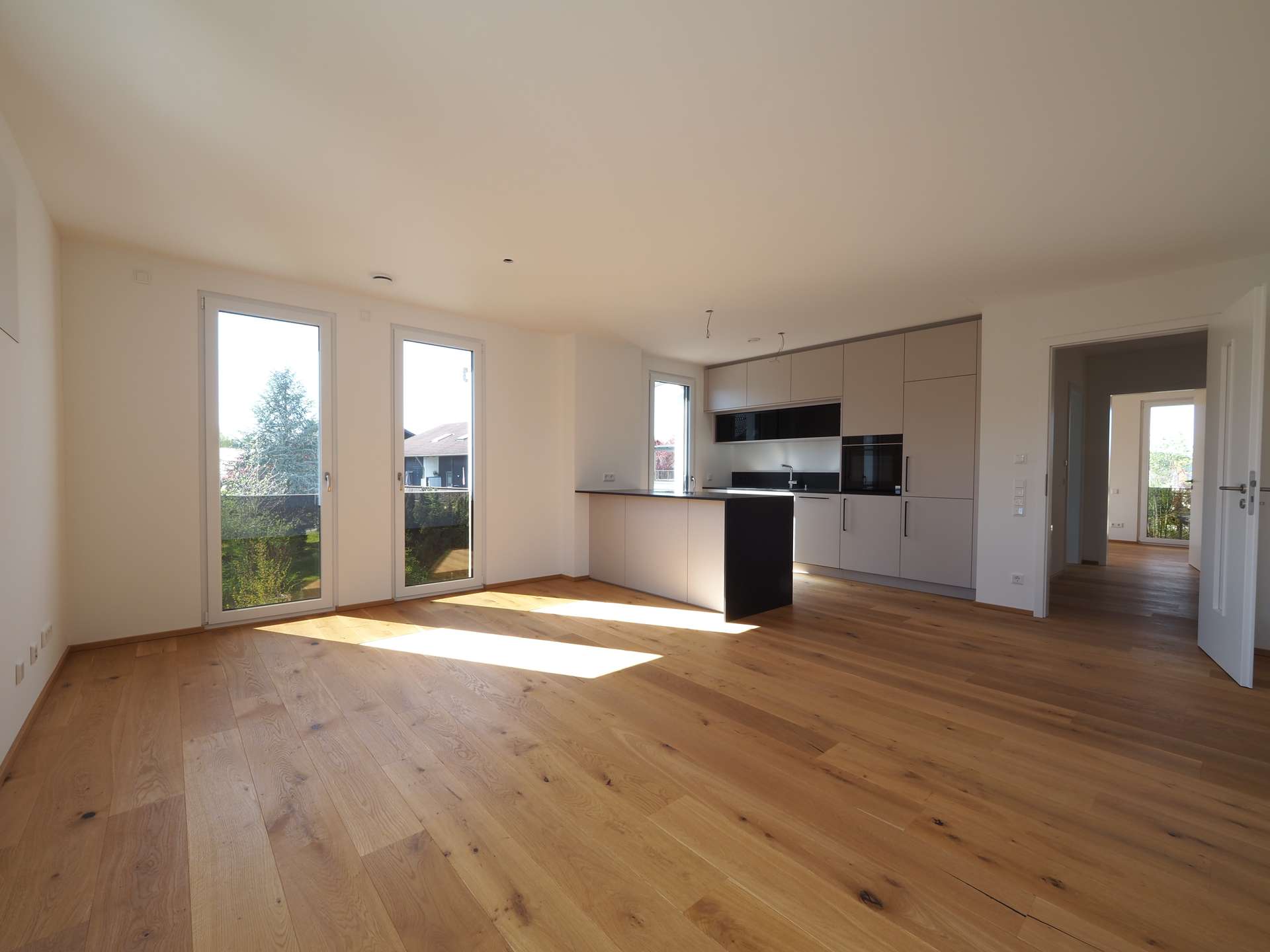 Helle 2-Zimmer Wohnung mit Dachterrasse im Zentrum Bad Endorfs – fußläufig Einkauf, Therme
