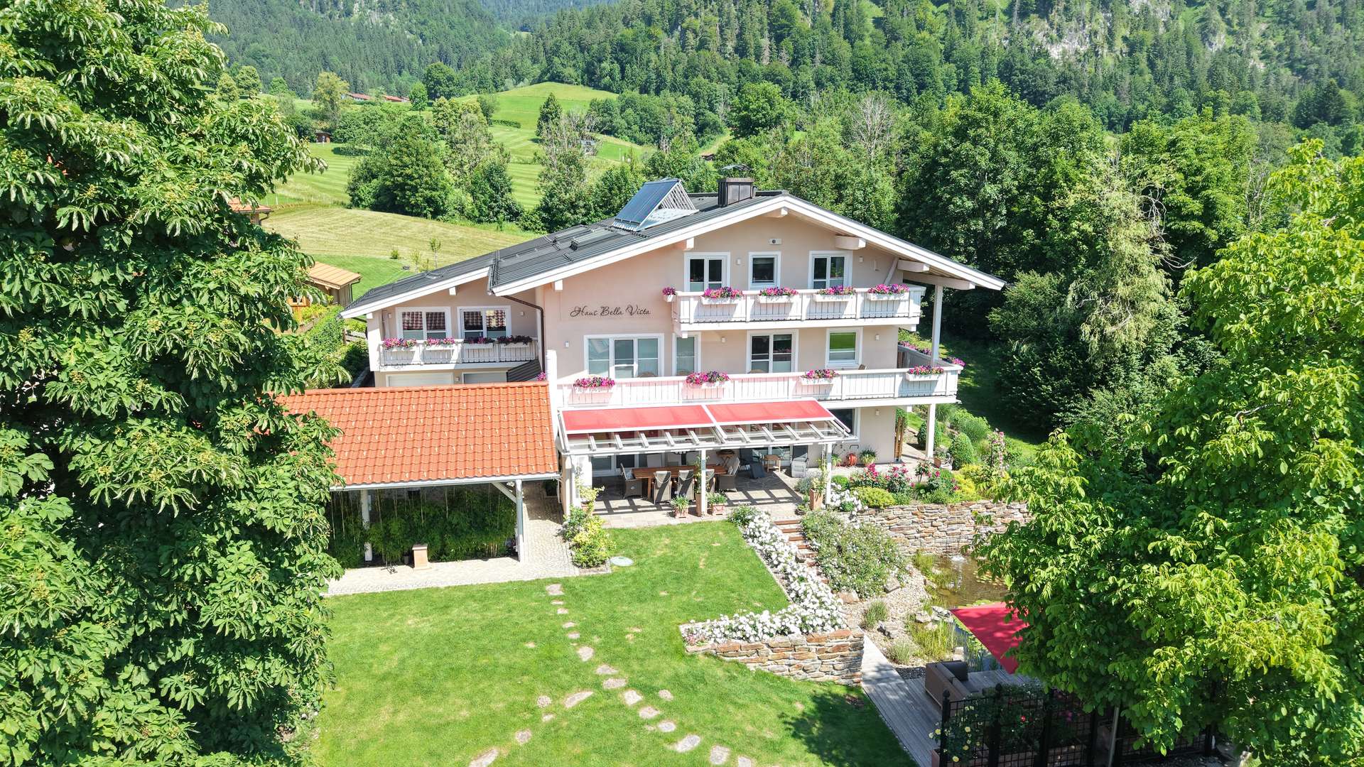 Hochwertig ausgestatteter Landsitz mit bis zu 4 Wohneinheiten am Golfplatz in Reit im Winkl