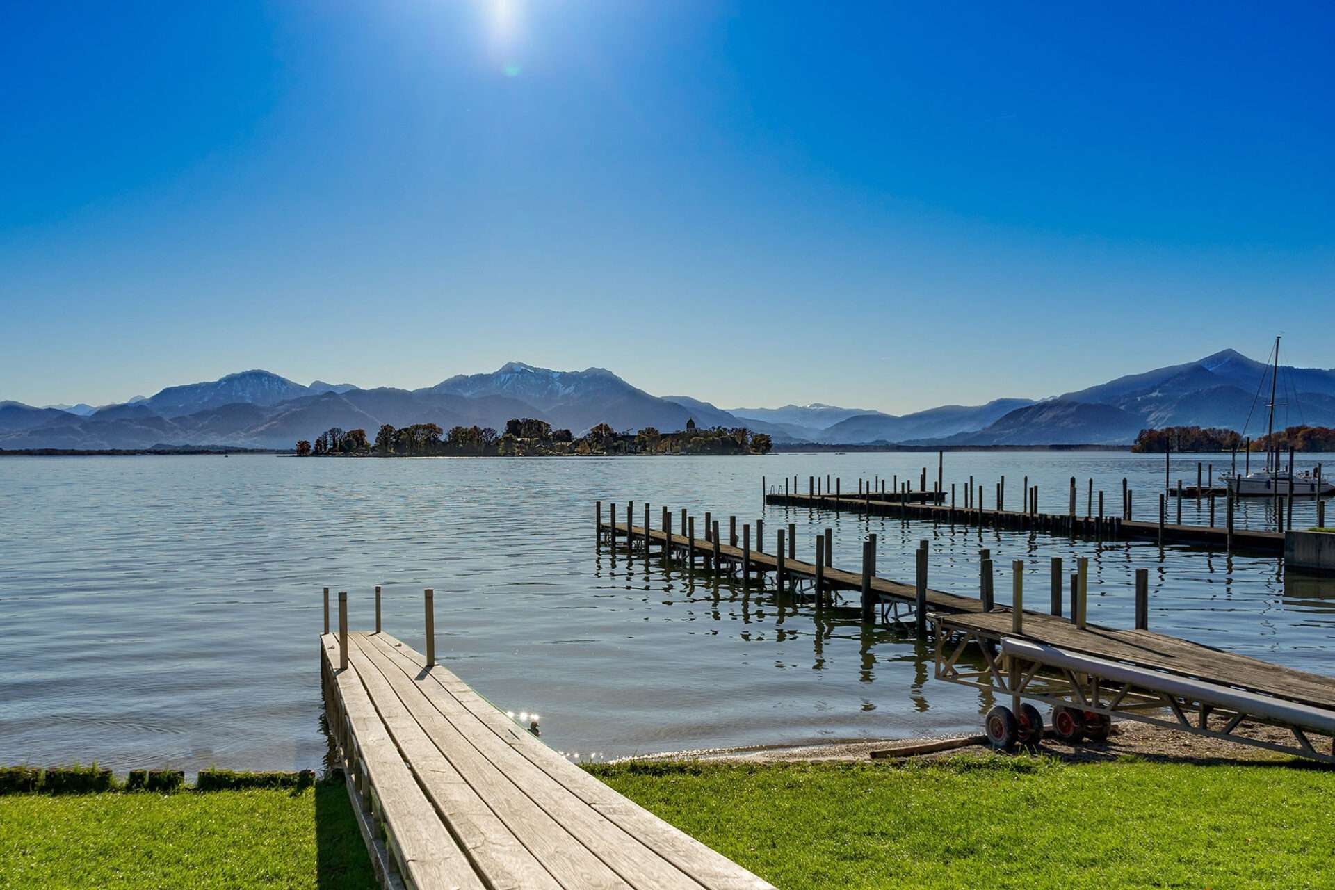 Panorama Lage Prien am Chiemsee – absolute Privatsphäre, exklusive Ausstattung, modernste Technik
