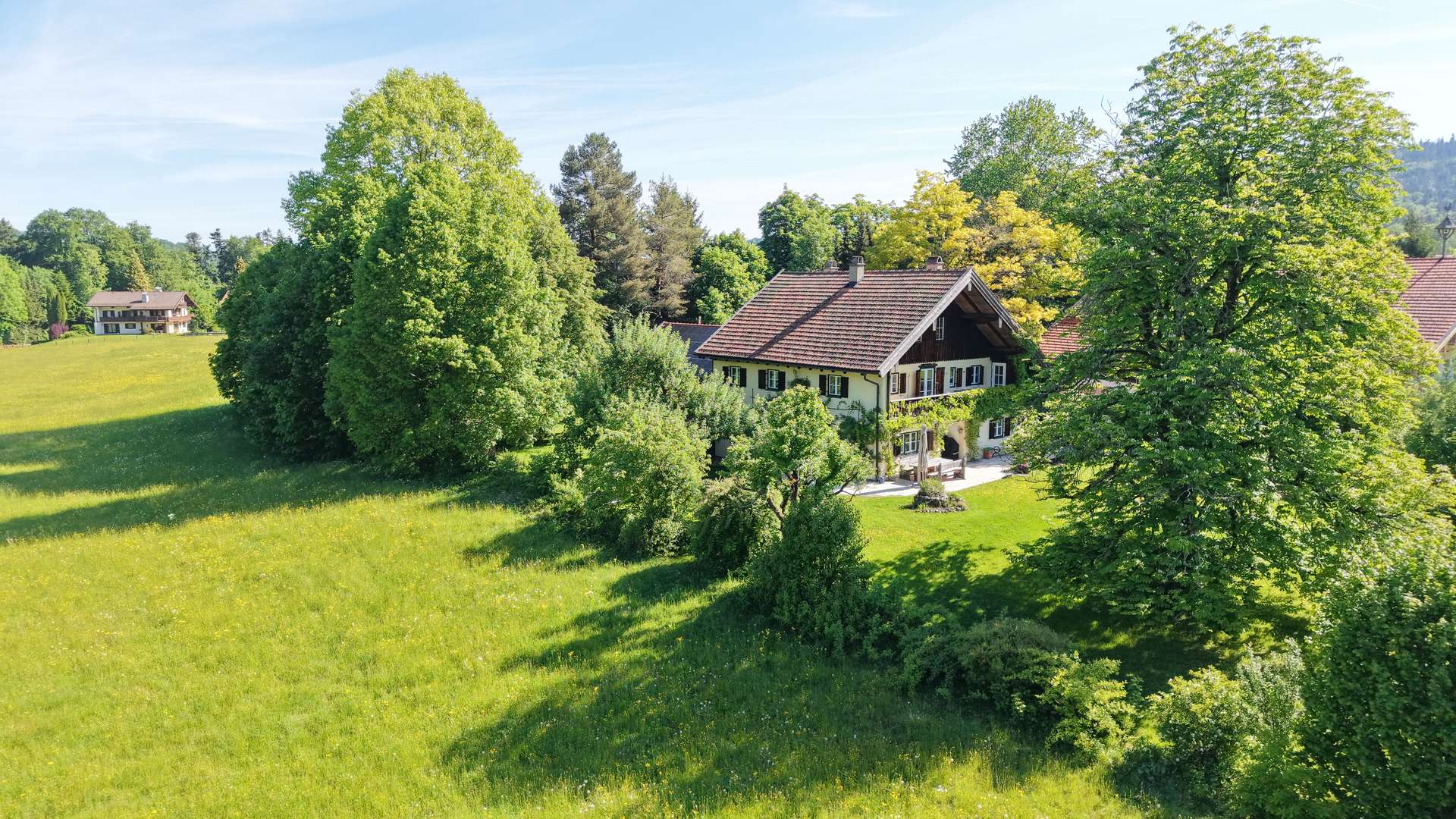 Exponierte Lage im Chiemgau – Stilechtes Bauernsacherl mit 2.600m² Gartengrund – Garagen, Werkstatt