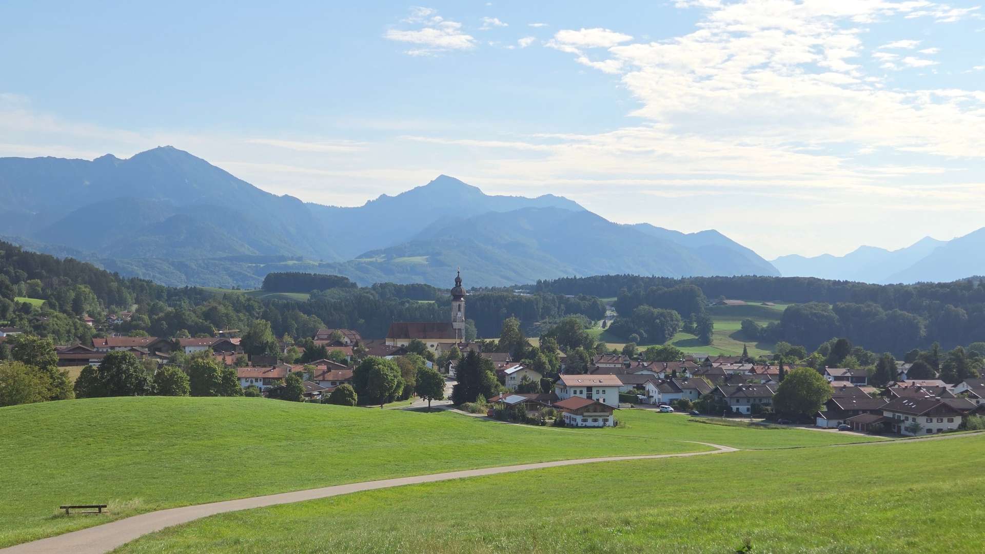 Vachendorf – Familienfreundliche sonnige Haushälfte mit ca. 600m² Grund – 3 Gehmin. zu Schule & KiGa