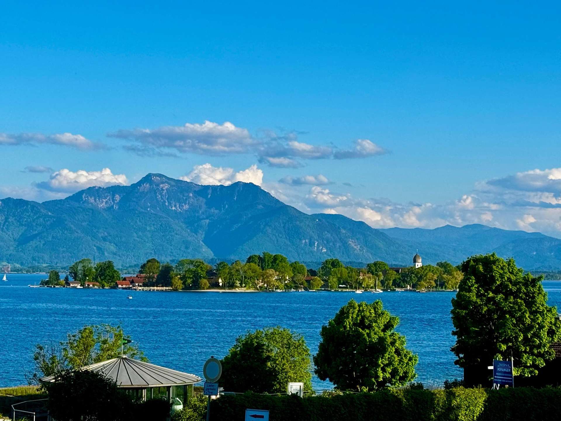 Absolute Privatsphäre in Top Panoramalage von Prien am Chiemsee – hochwertige Ausstattung u. Technik